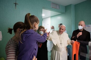 Pope Francis visits Bambino Gesu Pediatric Hospital to thank for caring for Ukrainian children, who fled the Russian invasion of Ukraine, in Rome, Italy, March 19, 2022. Since the beginning of the conflict, the hospital has taken care of about 50 Ukrainian children. Vatican Media/Handout via REUTERS ATTENTION EDITORS - THIS IMAGE WAS PROVIDED BY A THIRD PARTY.