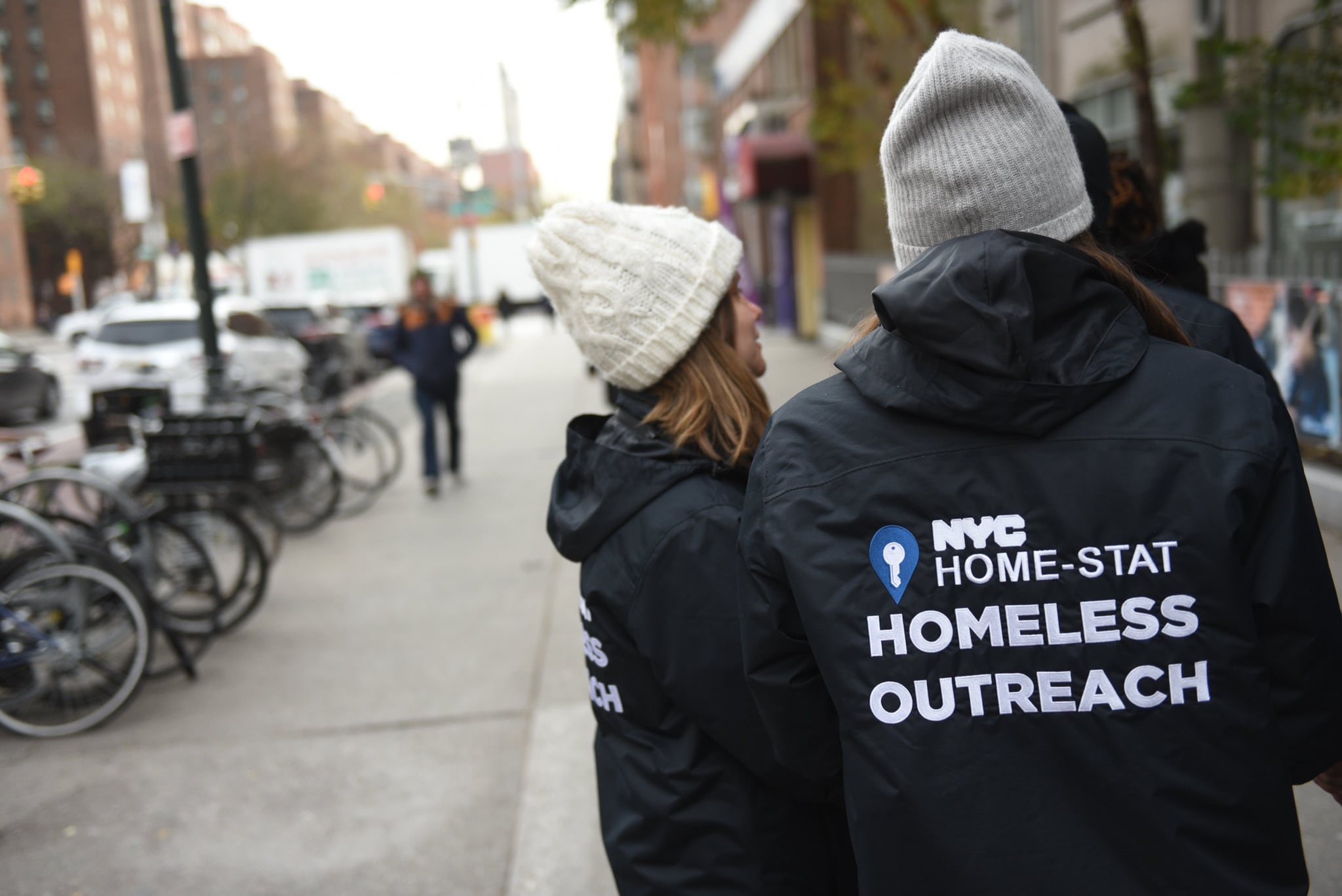 Equipos del programa municipal de asistencia a personas sin hogar recorren las calles de Nueva York durante jornadas de bajas temperaturas para ofrecer abrigo, orientación y derivación a refugios y centros de calentamiento.