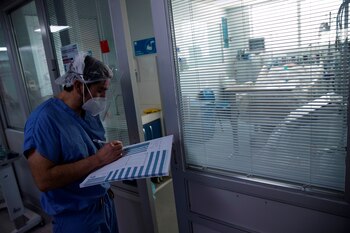 En medio de una campaña de vacunación modelo en la región, Chile atraviesa el colapso de su sistema sanitario a causa de la segunda ola de la pandemia (Efe)