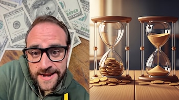Un hombre con gafas delante de billetes de cien dólares junto a dos relojes de arena sobre una mesa de madera.