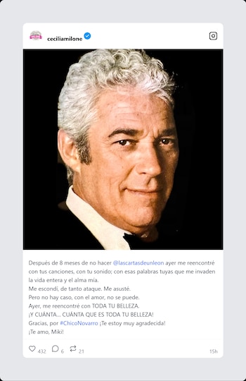 Primer plano de un hombre de edad avanzada con cabello gris, sonriendo ligeramente y mirando hacia adelante, sobre un fondo oscuro