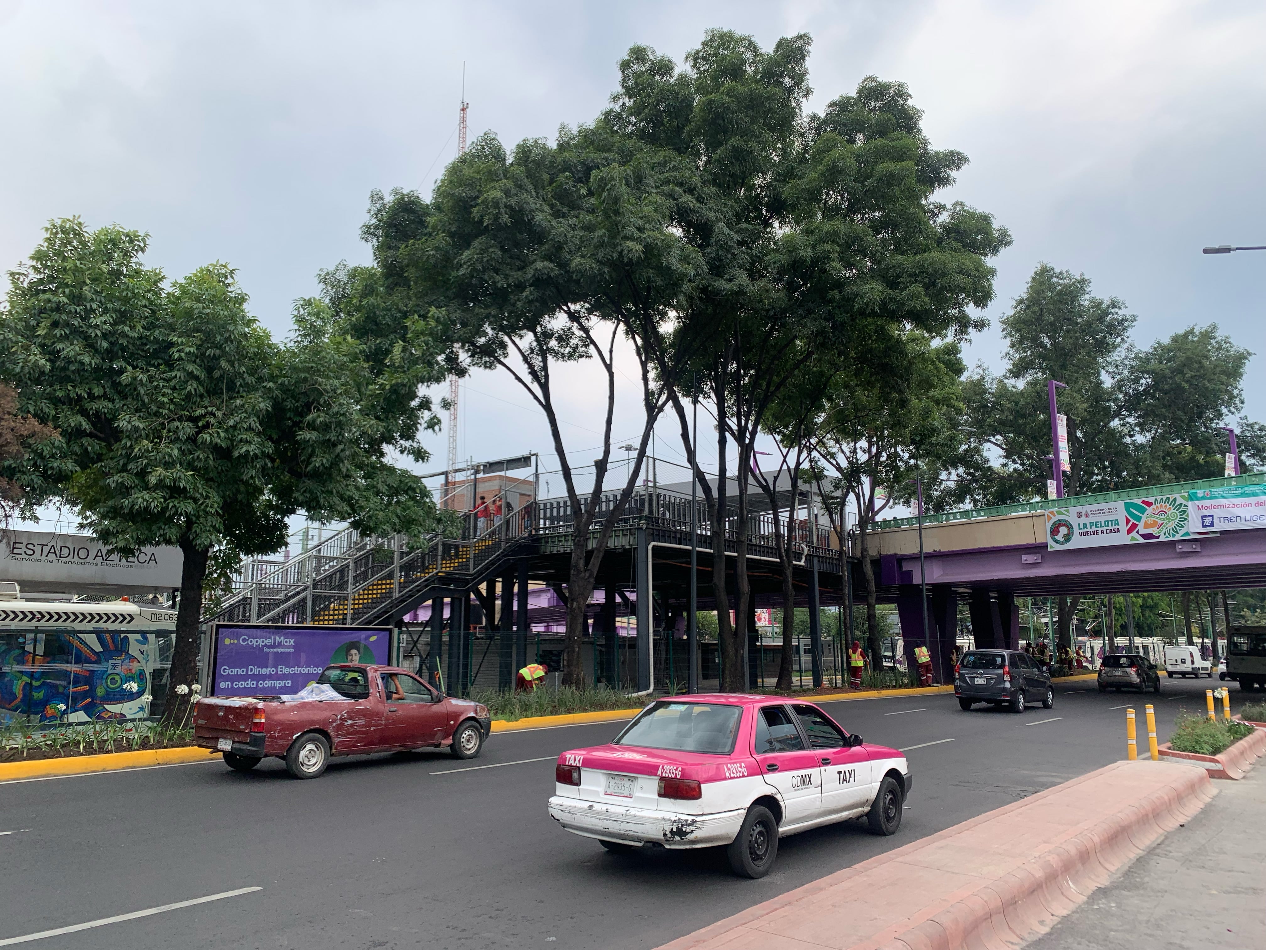 El Tren Ligero en la estación Estadio Azteca opera con normalidad tras la renovación de trenes y el rediseño con el ajolote como elemento central.