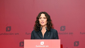 Ayuso destaca la "lectura" como "fundamental" para el aprendizaje en la era digital en los Premios SM de Literatura