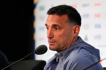 Lionel Scaloni confirmó este viernes que Leo no sería titular (Crédito: AP/Tony Gutierrez)