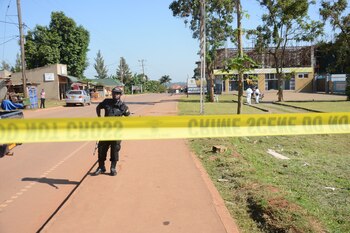 Un policía ugandés aseguraba el