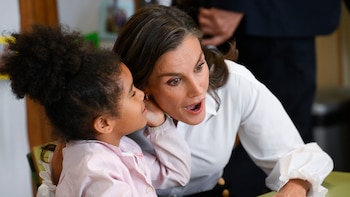El emotivo recorrido de la reina Letizia por el colegio asturiano donde cursó EGB hace 40 años: los niños le cantan “Cumpleaños feliz”