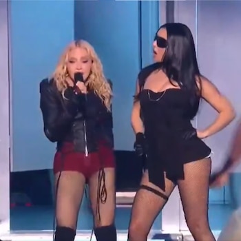 La presentación inaugural de Madonna en los VMAs también generó controversia, desde el retraso en la transmisión hasta el look escogido por la cantante