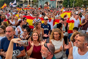 Miles de ceutíes han comenzado a concentrarse este domingo, en la Plaza de la Constitución de Ceuta. (Reduan/EFE)