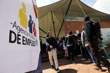 FOTO DE ARCHIVO. Personas caminan