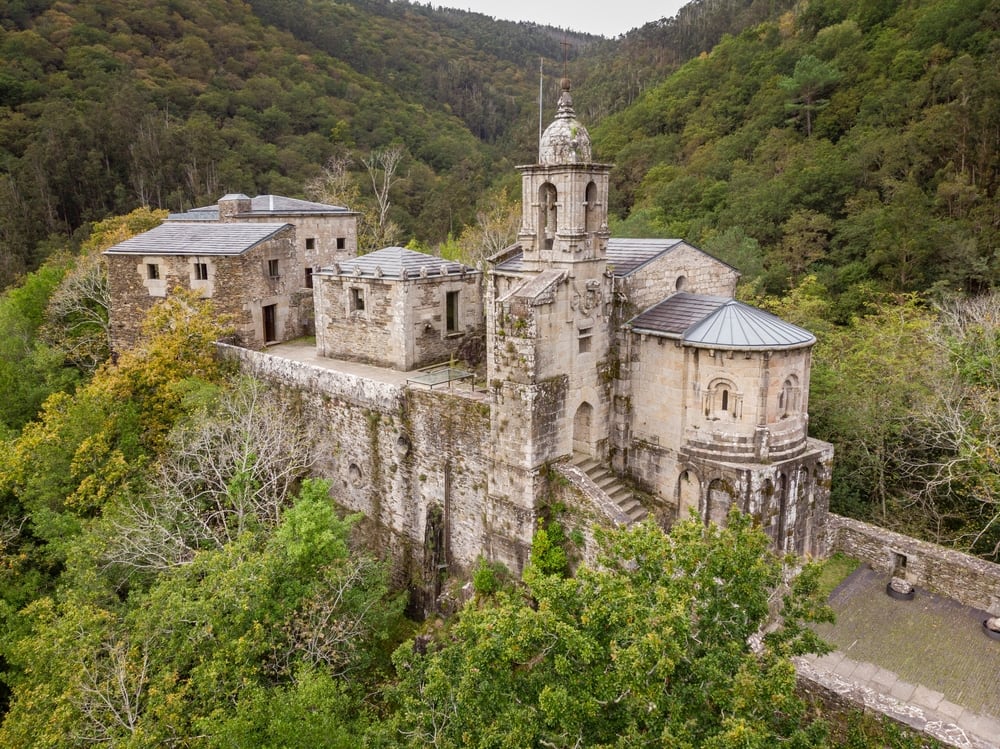 El monasterio de San Xoán de Caaveiro, en A Coruña, en el Parque Natura Fragas do Eume. / Shutterstock