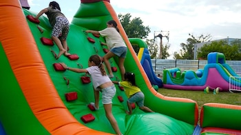 Anfiteatros y plazas reciben talleres,