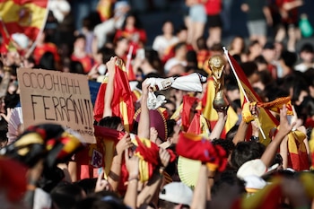 MADRID, 20/07/2026.- Cientos de aficionados españoles abarrotan la plaza de Cibeles mientras esperan la llegada de la selección española tras proclamarse ayer campeones del mundo al derrotar en la final a Argentina. EFE/Sergio Perez.