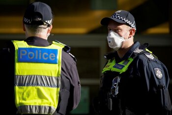 FOTO DE ARCHIVO: Dos agentes de la policía de Victoria portando mascarillas. Melbourne, Australia. 28 de julio de 2020. REUTERS/Sandra Sanders