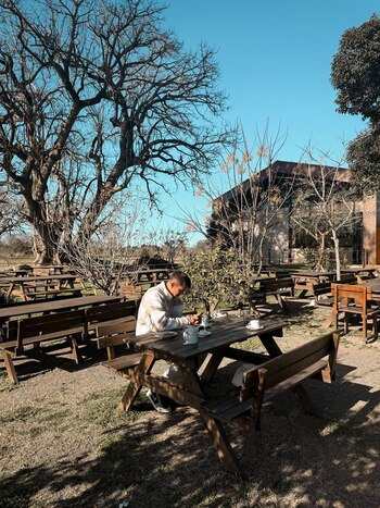 El futbolista sentado en una