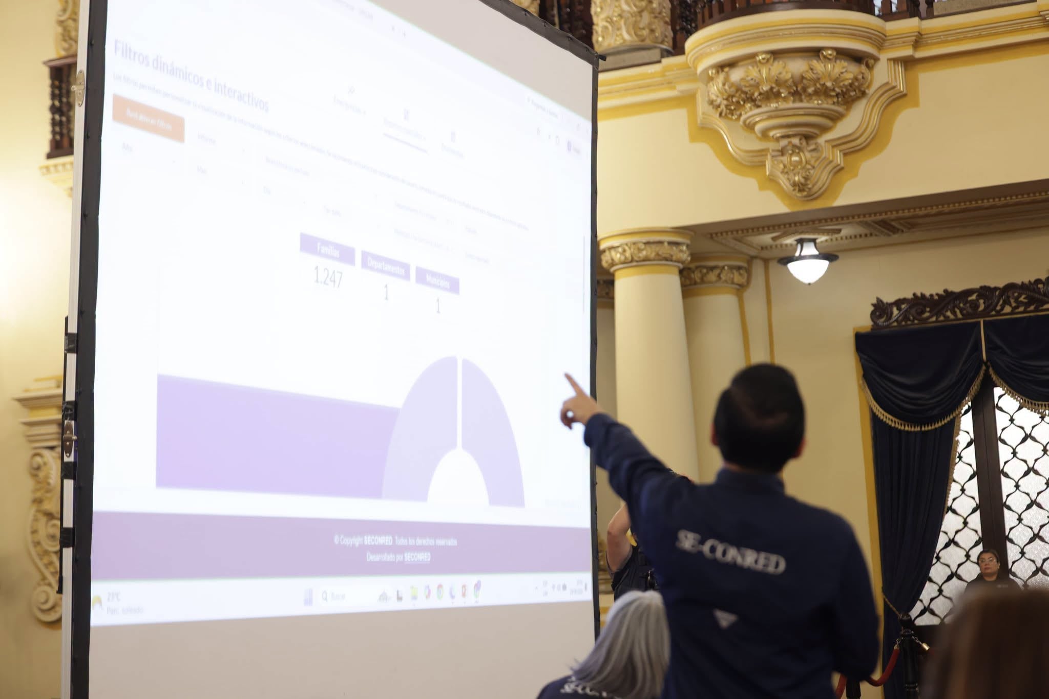 Un integrante de SE-CONRED señala información proyectada en una pantalla durante una presentación sobre datos de emergencias. (Diario de Centroamerica)
