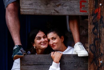 Unas jóvenes en el encierro de este domingo en Pamplona (REUTERS/Susana Vera)