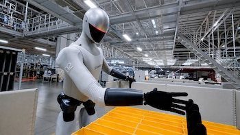 Robot humanoide ya remplaza humanos en fábricas para producir autos en 76 segundos