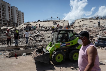 Vista general de las labores de rescate y remoción de escombros en una zona devastada por los terremotos del pasado 24 de junio en La Guaira (Venezuela). EFE/Ronald Peña