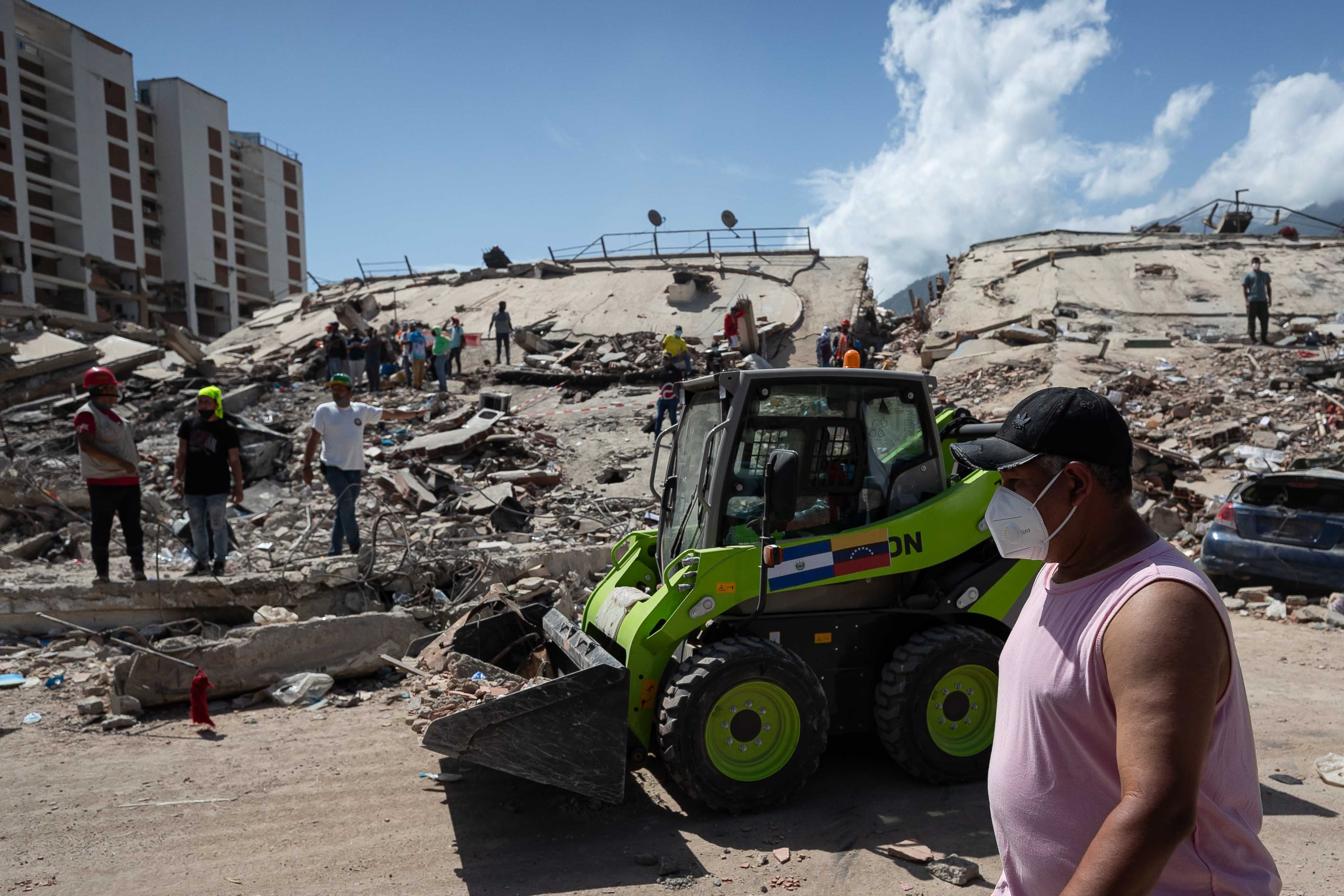 Vista general de las labores de rescate y remoción de escombros en una zona devastada por los terremotos del pasado 24 de junio en La Guaira (Venezuela)
EFE/Ronald Peña