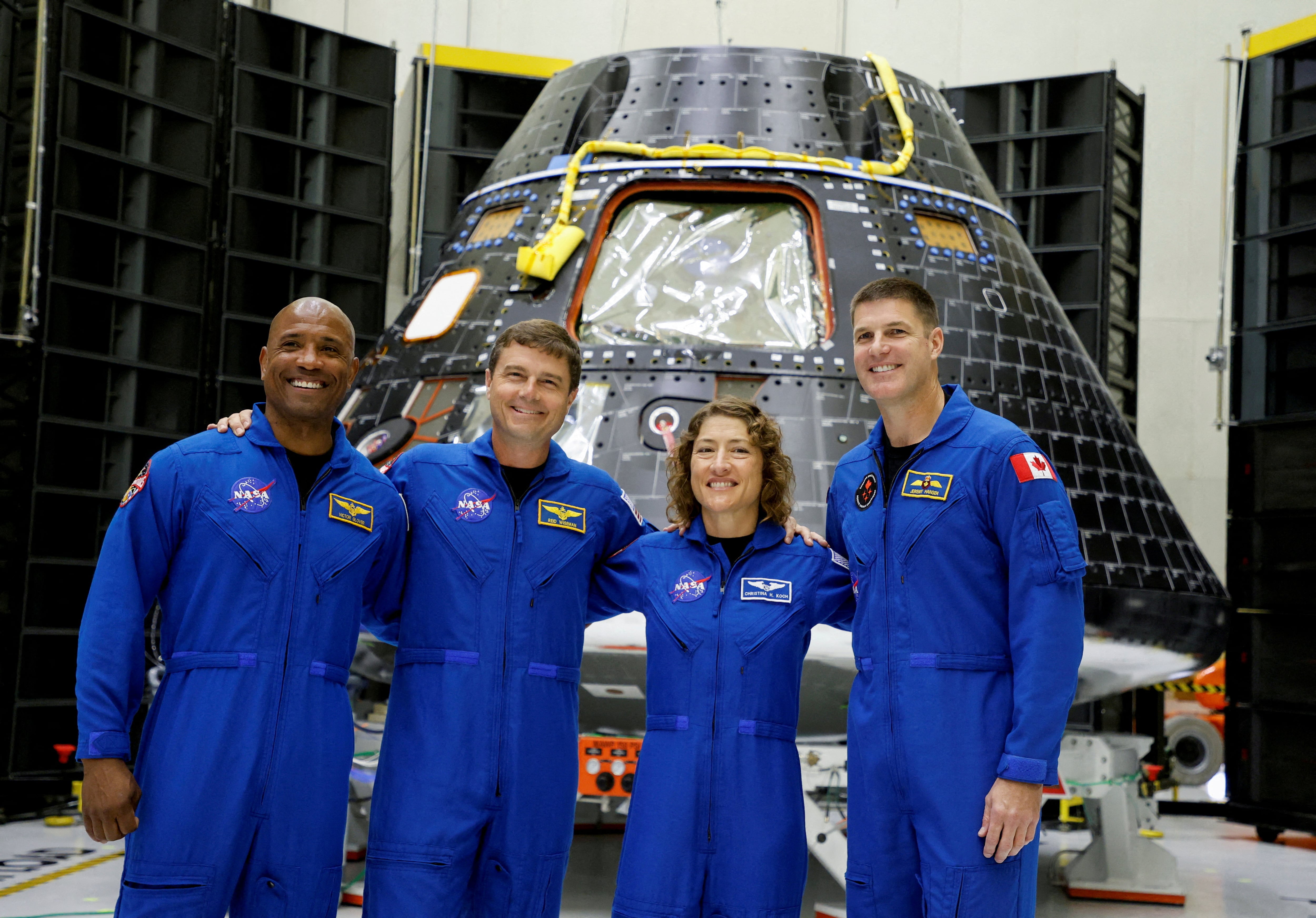 Las astronautas de Artemis II, Victor Glover, pilot, Reid Wiseman, Christina Hammock Koch yJeremy Hansen, posan con la cápsula Orión que los transportará a la Luna (REUTERS/Joe Skipper/File Photo)