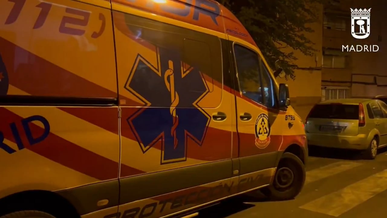 Un policía nacional muere en Madrid tras chocar con su moto contra un coche al salir de trabajar (Emergencias Madrid/X)