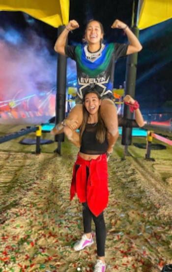 Pese a portar diferentes camisas,