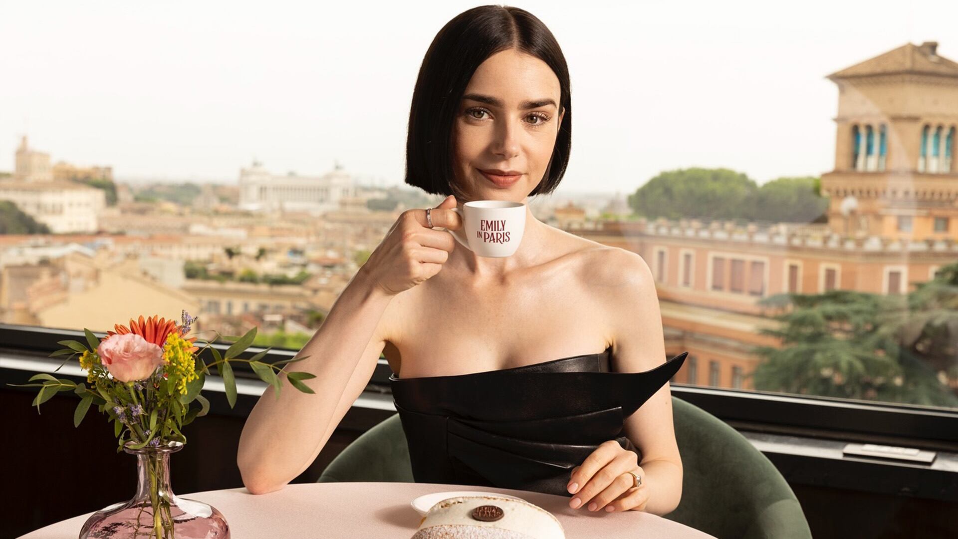 El traslado inicial de la historia a Italia generó una reacción pública del presidente francés y del alcalde de Roma, Roberto Gualtieri (Netflix)