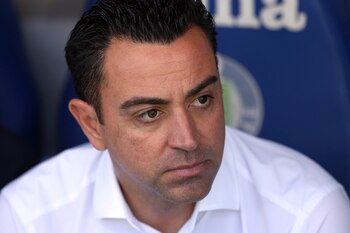Xavi en el banquillo durante