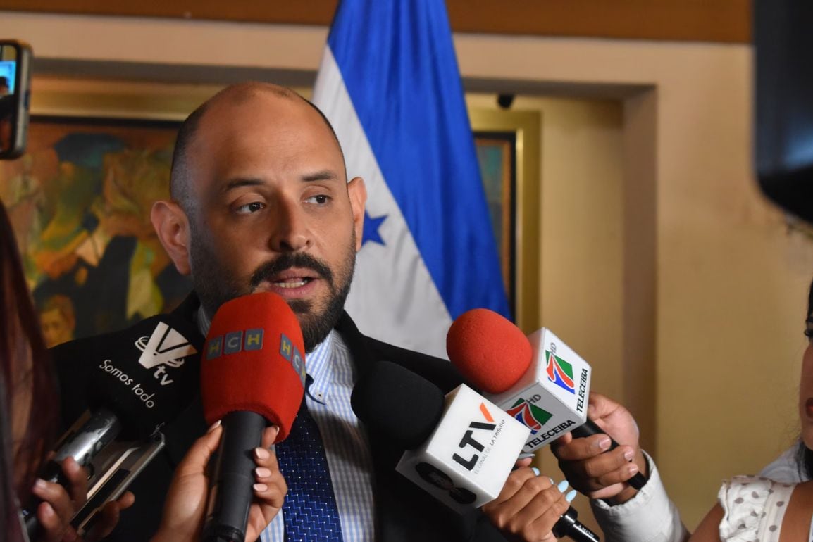 Autoridades del Instituto Hondureño de Turismo analizan medidas para fortalecer la conectividad aérea en la región. (Foto: Cortesía)