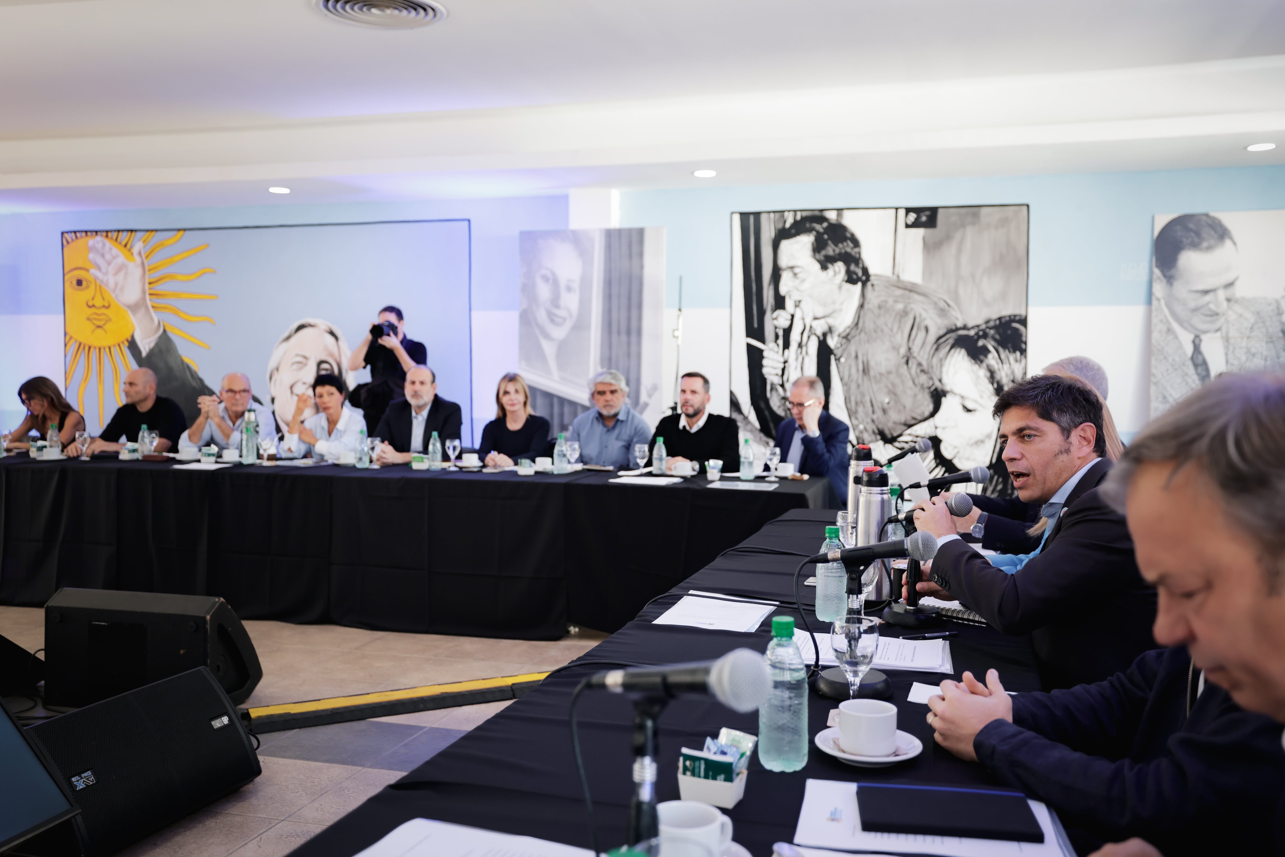 Kicillof presidiendo la reunión del PJ bonaerense