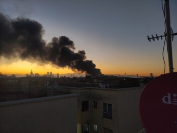 El incendio es visible desde