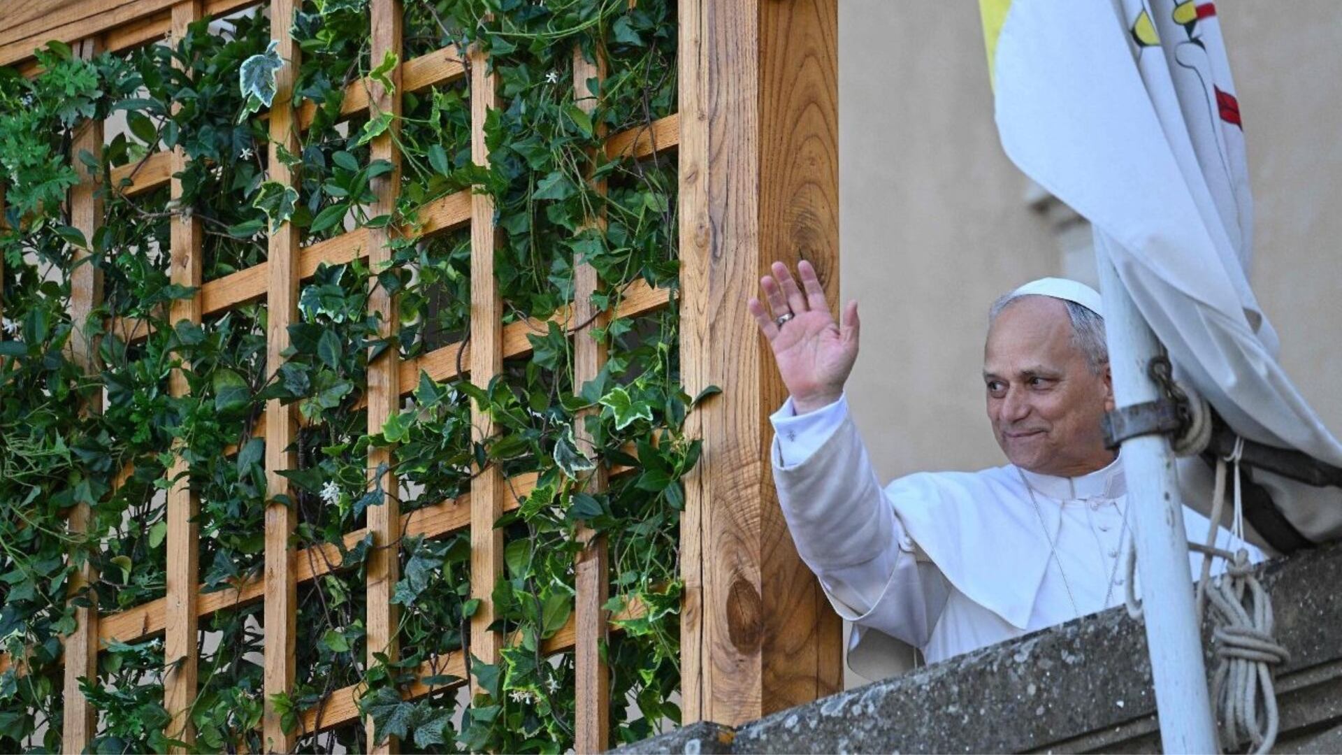 Una aparición sorpresa del Papa en el balcón de la villa generó entusiasmo y múltiples gestos de afecto entre los presentes. - Crédito: L