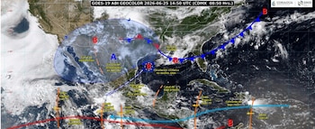 Mapa satelital de México y Centroamérica con nubes, frentes fríos, canales de baja presión, ondas tropicales y zonas de circulación atmosférica