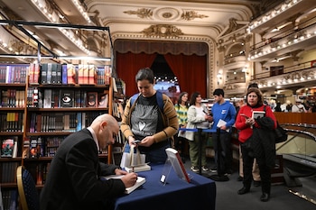 Eduardo Sacheri, frente a una