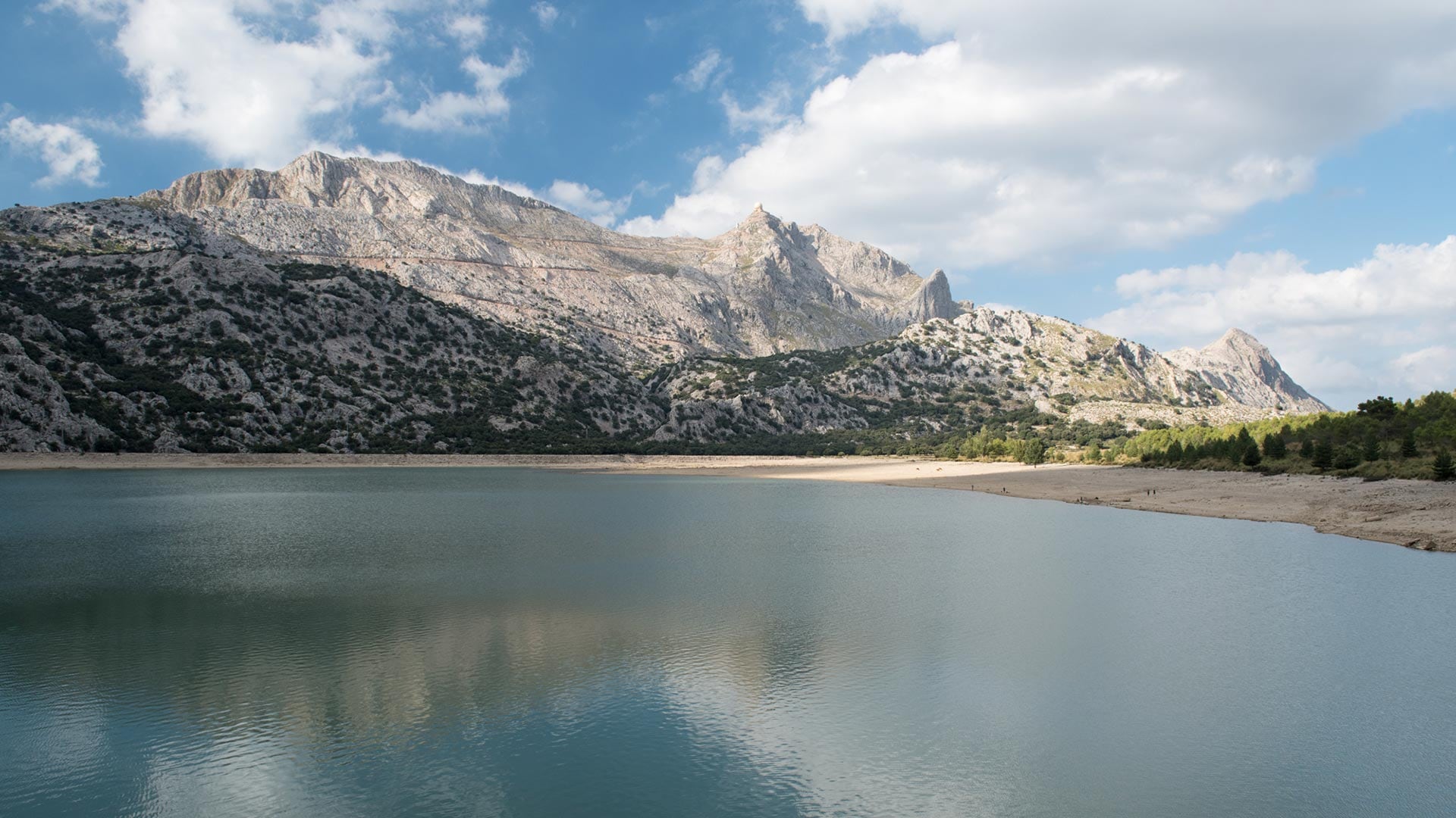 Más allá de Alcúdia, Manacor y Porto Cristo, la isla reúne paisajes como Cala Tuent, al pie del Puig Major, de 1.445 metros de altitud. (Turismo Islas Baleares)