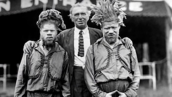 Los hermanos Muse, posando junto