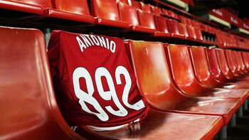 El emotivo homenaje del Granada