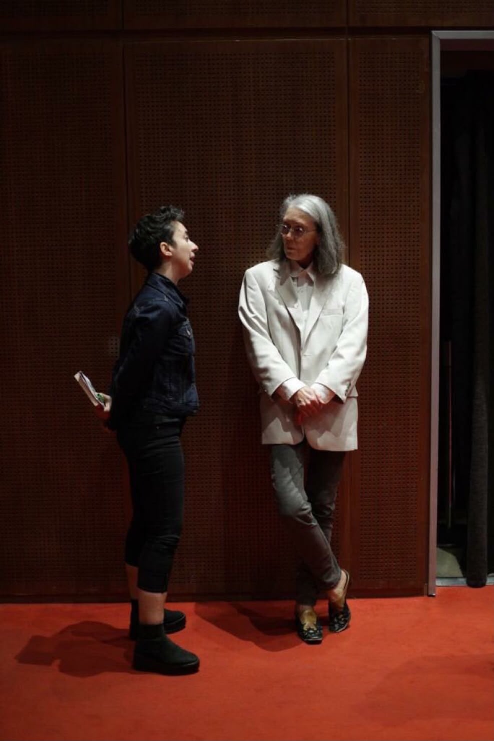 Anne Carson y Silvina Giaganti, en el Malba, año 2018, a punto de salir a escena