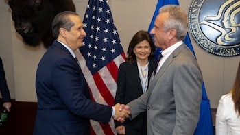 El diálogo con el secretario de Salud y Servicios Humanos de Estados Unidos abordó prevención, investigación e innovación, además del refuerzo de los servicios asistenciales y del intercambio de prioridades en políticas públicas (Foto cortesía Salud Pública)