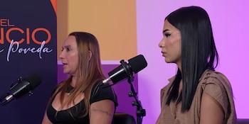 La madre de la víctima y su mejor amiga piden justicia - crédito Más allá del silencio / YouTube