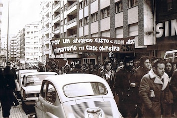 Una marcha de la Confederación de Sindicatos Unitarios de Trabajadores por los derechos de la mujer en Galicia en 1978. (Archivo de La Transición)