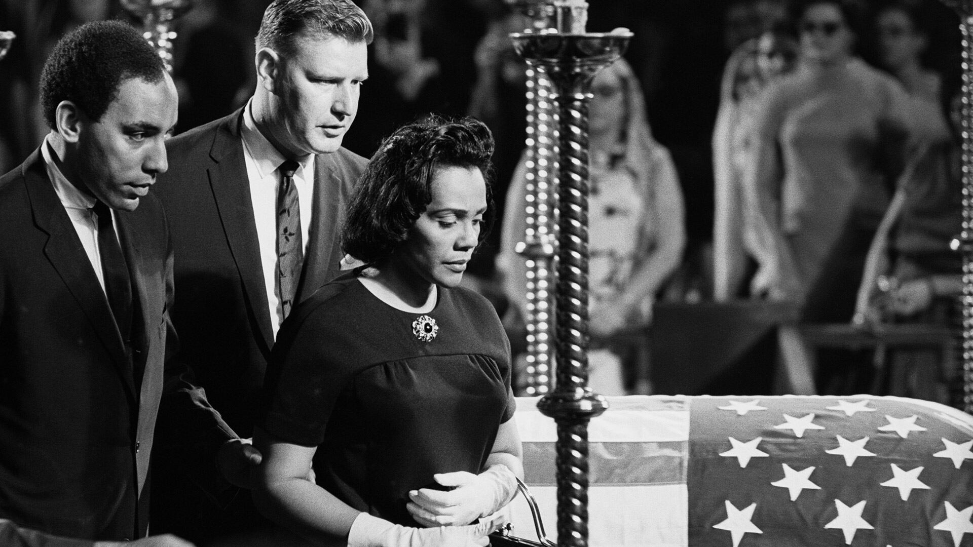 La viuda de Martin Luther King en el funeral de Bob Kennedy