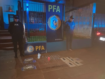 Además de teléfonos, los policías