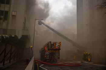 Bomberos combaten un incendio en