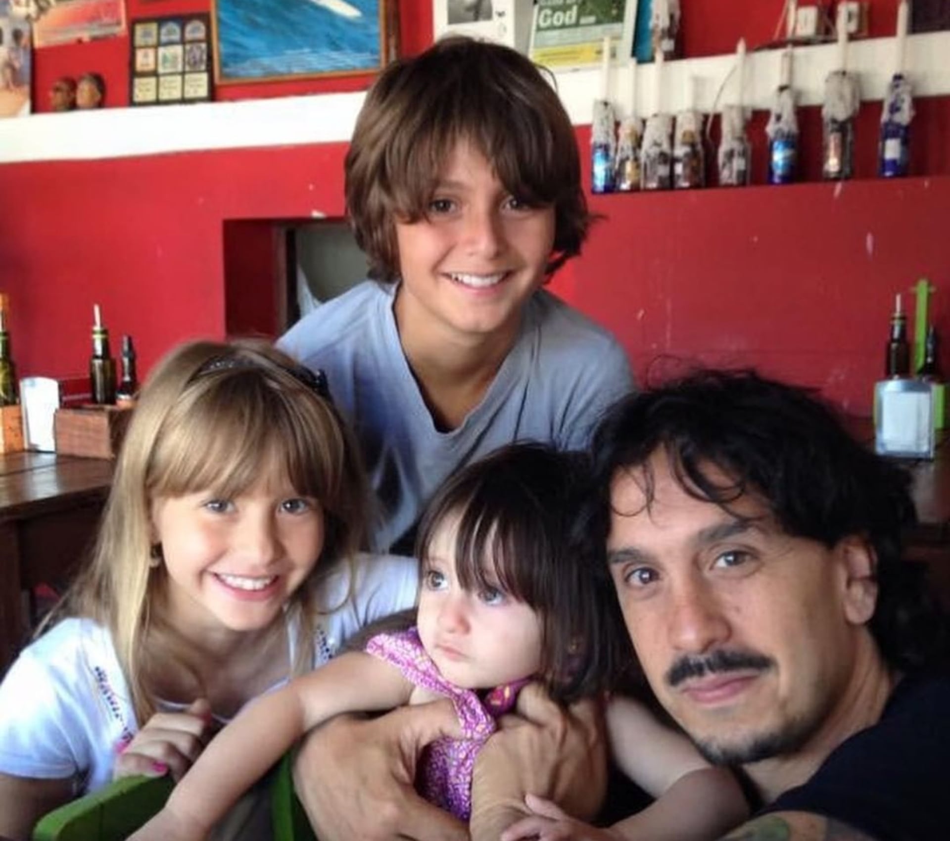 Martín Carrizo junto a sus hijos Milena, Benja y Miranda (Instagram)