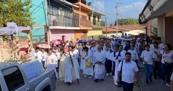 Pobladores de Aguililla caminan en