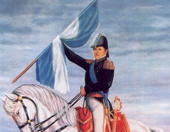 Pintura de Manuel Belgrano a caballo, vestido con uniforme militar oscuro y gorro azul, sosteniendo una bandera celeste y blanca con asta de madera