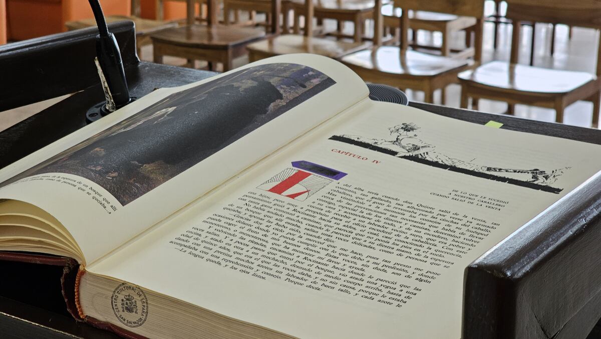 El manuscrito de Cervantes cobra vida en San Salvador durante la tradicional maratón de lectura de El Quijote./(Centro Cultural de España en El Salvador)