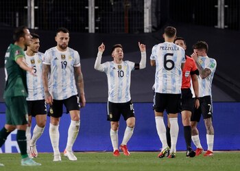 Lionel Messi agradece al cielo tras anotar uno de los tres goles con los que superó a Pelé como el máximo goleador de selecciones sudamericanas. Estadio El Monumental, Buenos Aires, Argentina. 9 de septiembre de 2021
REUTERS/Juan Ignacio Roncoroni