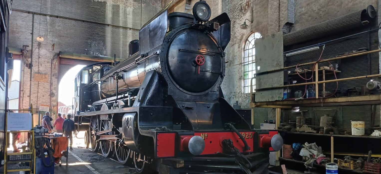 La parada técnica para cargar agua en Coronel Brandsen refuerza la postal ferroviaria de otra época. (Ferroclub Argentino)